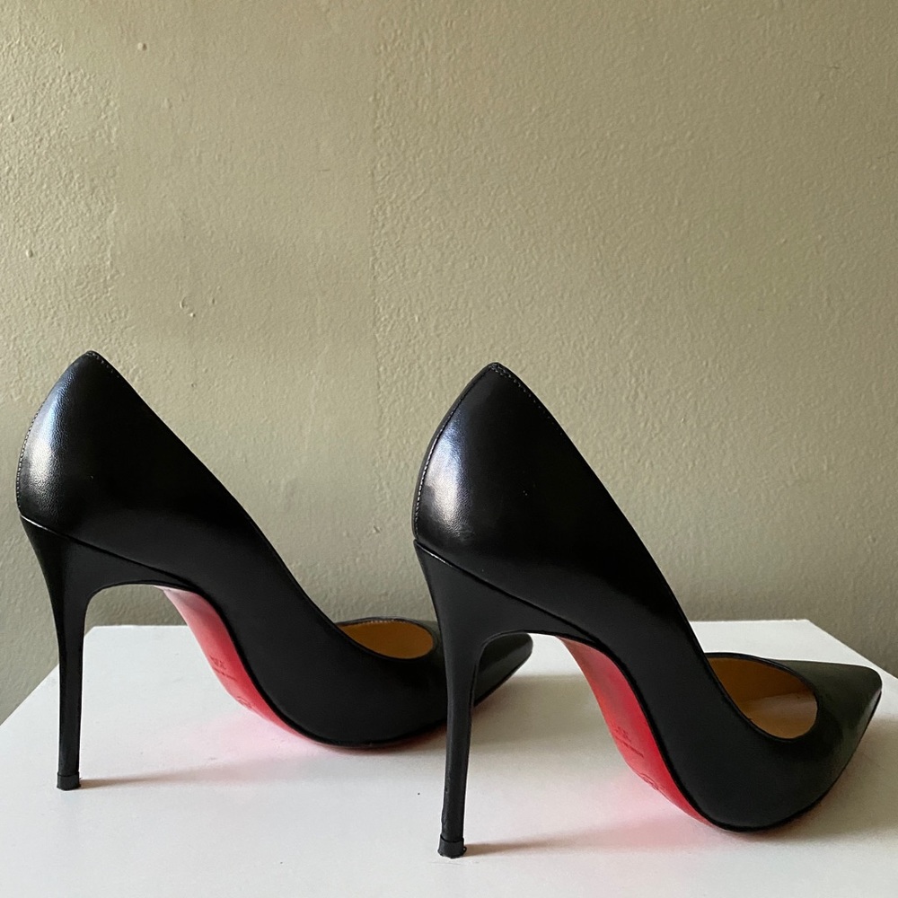Christian Louboutin décolleté heel.